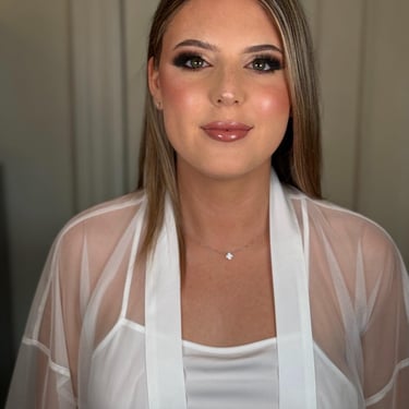 sarah est maquillée en glam et sourit