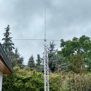 Pro Antennas Dual Beam Pro HF antenna mounted on a customers mast