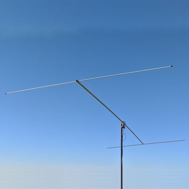 Pro Antennas Dual Beam Pro HF antenna with a blue sky background