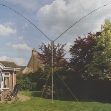 The Pro Antennas DMV-II HF antenna set up in a garden for review by RadCom magazine