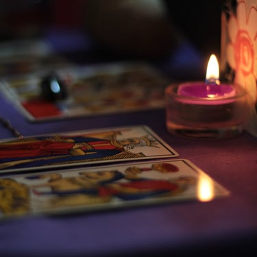 a candle lite up in the dark
