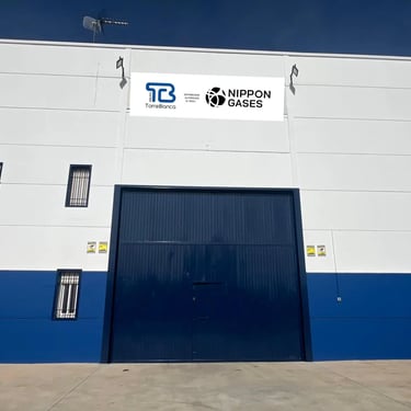 Foto de fachada de nave con logotipo