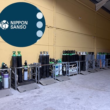 Foto de almacén de botellas de gas con logo Nippon