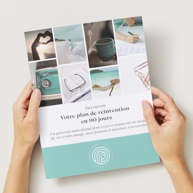 couverture du livre d’exercice de humania retraite tenu par une personne dont on voit seulement les mains