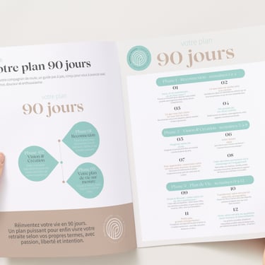 page intérieure du livre d’exercice de humania retraite tenu par une personne dont on voit seulement les mains