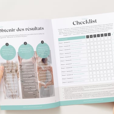 page intérieure du livre d’exercice de humania retraite tenu par une personne dont on voit seulement les mains