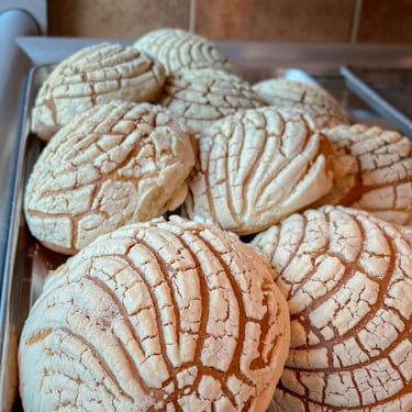 pan dulce mexicano exhibido sobre una charola