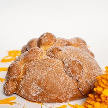 pan de muerto y flores de cempasuchitl