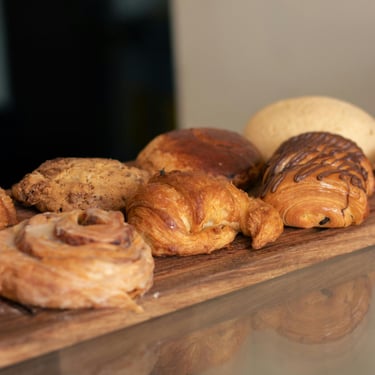 diferentes panes de hojaldre sobre una tabla de madera