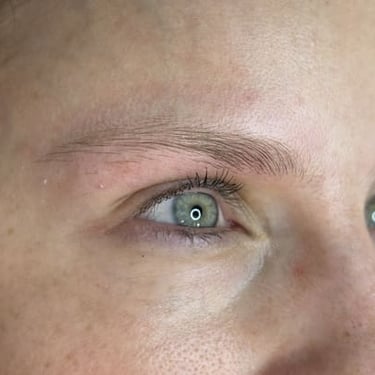 Antes de micropigmentación una ceja mujer