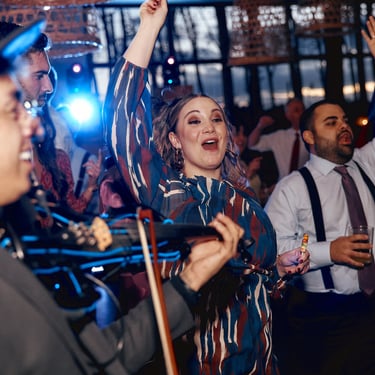 Mauro Ruiz emocionando a invitados con su violín en bodas y celebraciones premium en Valencia y Espa