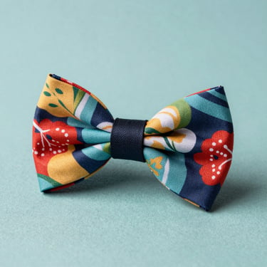 Pajarita floral hecha a mano con un colorido estampado botánico en rojo, amarillo y azul