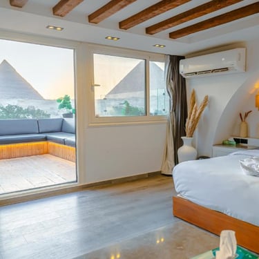 Located just a short distance from the iconic Pyramids of Giza, this hotel boasts breathtaking views