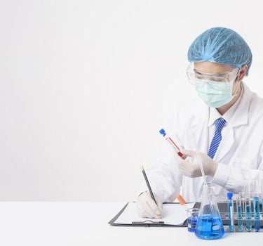 Químico registrando tubos de muestras sanguíneas