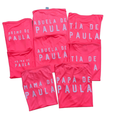 Playeras rosas con el nombre de cada familiar