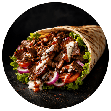 Kebabs ar gaļu, salātiem, sīpoliem, tomātiem un mēŗci.