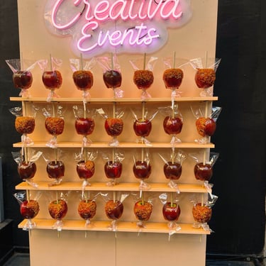 stand para fiestas manzanas acarameladas, con chamoy
