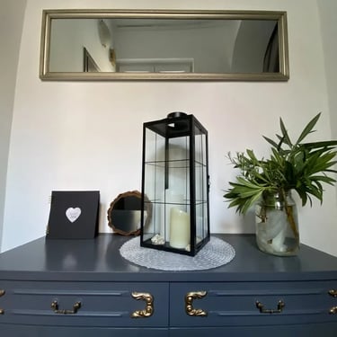 Hallway welcome with fresh flowers