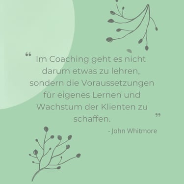 Zitat von John Whitmore über Coaching und Kundenentwicklung auf grünem Hintergrund. Jule Behrens