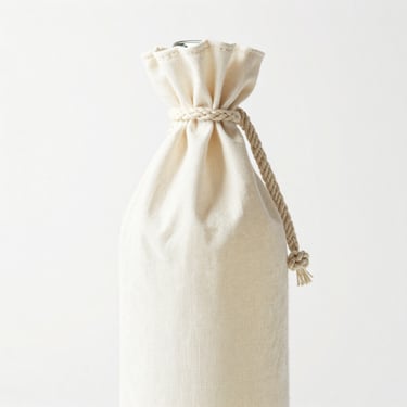 Bright high-key product photography of a single-bottle cotton wine bag with sturdy rope handles, clean white background, soft natural daylight, 50mm
