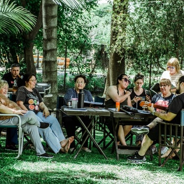 Huespedes disfrutando del parque del hotel casablanca