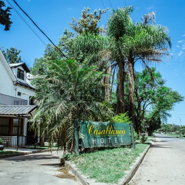 “Exterior del Hotel Casablanca en Victoria Entre Ríos con fachada y entrada principal”