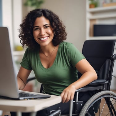 Linda mujer discapacitada sonrie mirando a la cámara, esta sentada en silla de ruedas