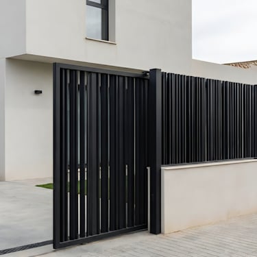 Cerramiento metálico minimalista integrado en la arquitectura de una vivienda moderna