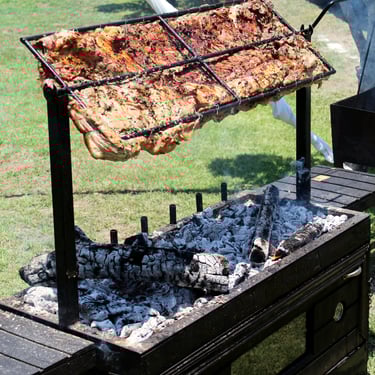 cerdo deshuesado y asado al chimichurri de un lado y de otro 