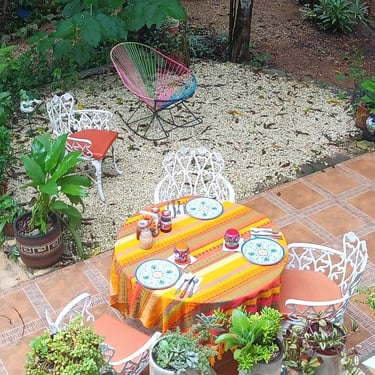 mesa de jardin para desayuno en mayan bungalow at chichen itza