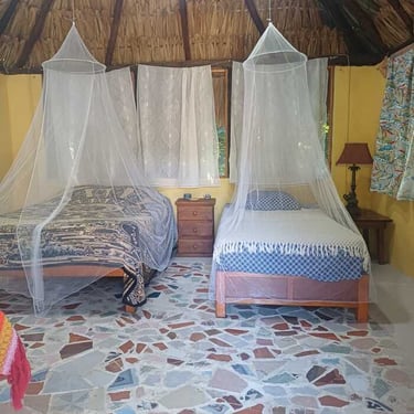 vista interior de bungalow maya tradicional  en chichen itza