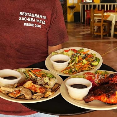 comida típica yucateca en restaurante sacbe maya 