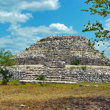 pirámide en zona arqueológica de yaxunah
