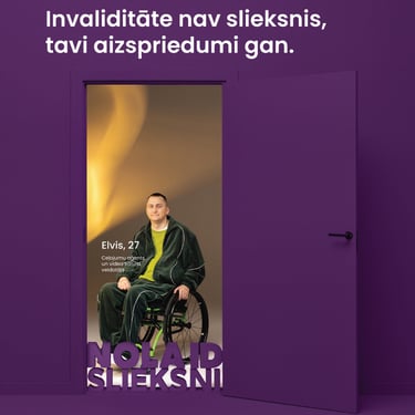 Vīrietis ratiņkrēslā atvērtās durvīs. Teksts: Invaliditāte nav slieksnis, tavi aizspriedumi gan