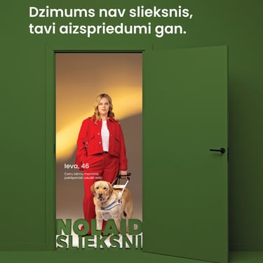 Sieviete ar suni pavadoni atvērtās durvīs. Teksts: Dzimums nav slieksnis, tavi aizspriedumi gan.