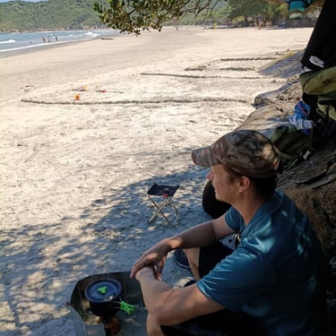 Almoço na beira da praia de Naufragados