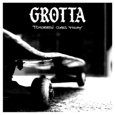 Capa do album da banda Grotta em preto e branco, com um skate em destaque.