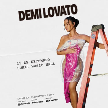 Cartaz do show da cantora Demi Lovato em um fundo branco com a cantora seminua apoiada em uma escada