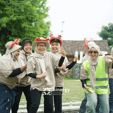 Peserta outbound Jogja sedang melakukan aktivitas team building di alam terbuka