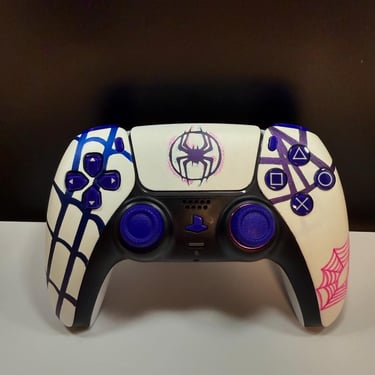 manette de ps5 personnalisée sur le thème de spiderman et le multierse