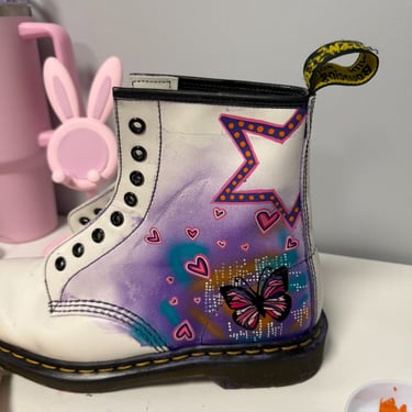 doc martens peinte sur le thème y2k, aux couleurs vives, et vibrantes. Nostalgie des années 90