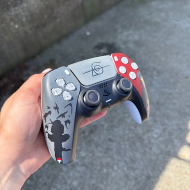 Customisation d'une manette de ps5 sur mesure sur NAruto qui représente Itachi