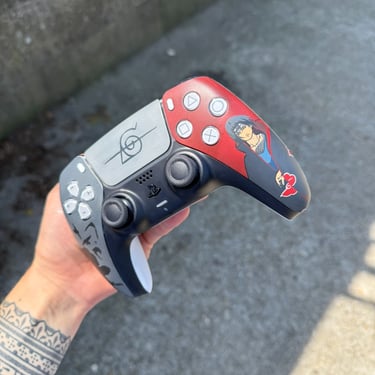 Customisation d'une manette de ps5 sur mesure sur NAruto qui représente Itachi