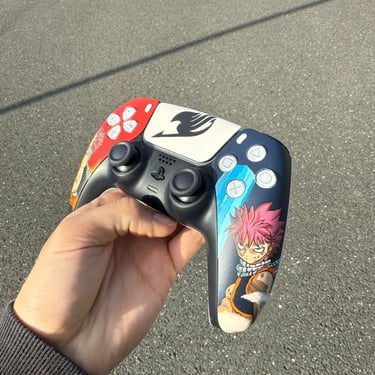customisation manette de ps5 sur le thème fairytale avec le personnage Natsu