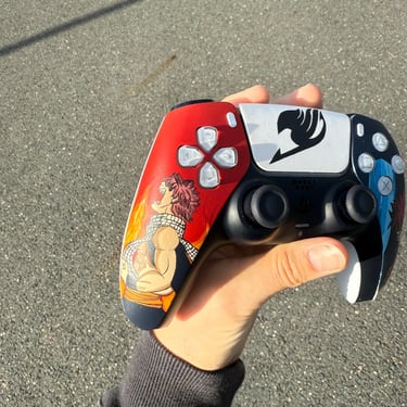 customisation manette de ps5 sur le thème fairytale avec le personnage Natsu