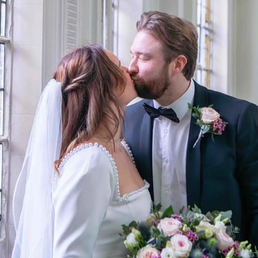 Newley-weds sharing a kiss after their wedding ceremony at Islington Town Hall