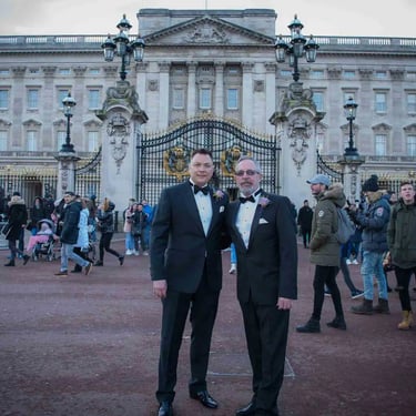 newly-weds standing in front of buckingham palace