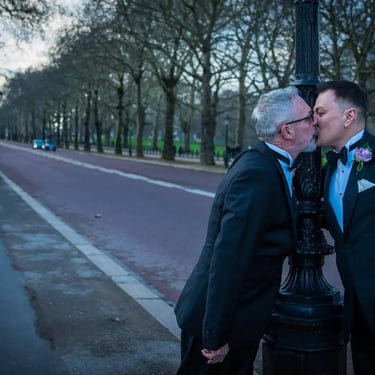 newly-weds having a kiss on consitution hill London