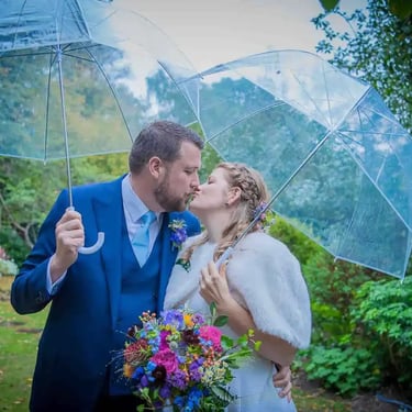 Newly weds sharing a kiss in the garden of Southwark Registry Office