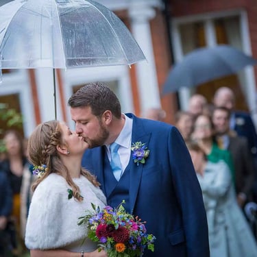 Newly weds sharing a kiss in Southwark Registry Office garden